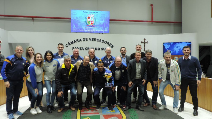 Atletas da AABB Santa Cruz do Sul recebem homenagem na Câmara de Vereadores