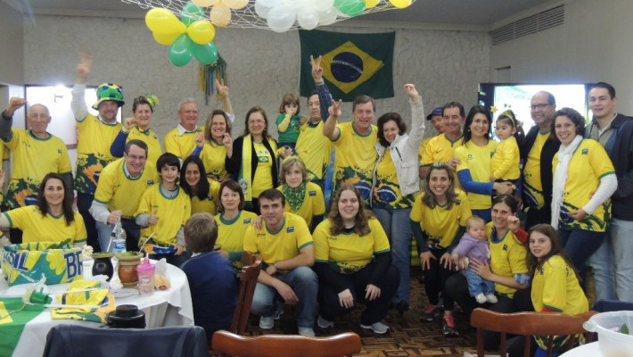BRASIL JOGA BEM E CLASSIFICA EM 1º