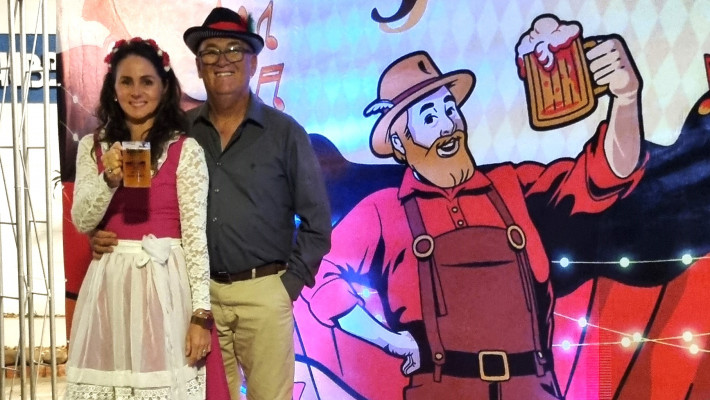 Música, alegria e chope gelado marcaram o Primeiro Gole - Esquenta da AABB para a Oktoberfest