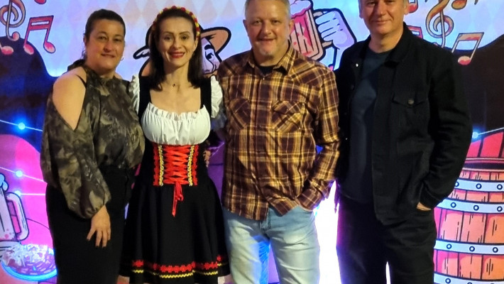 Música, alegria e chope gelado marcaram o Primeiro Gole - Esquenta da AABB para a Oktoberfest