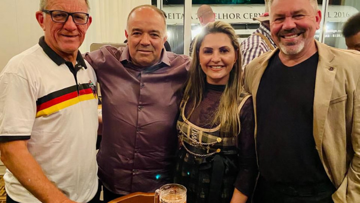 Música, alegria e chope gelado marcaram o Primeiro Gole - Esquenta da AABB para a Oktoberfest