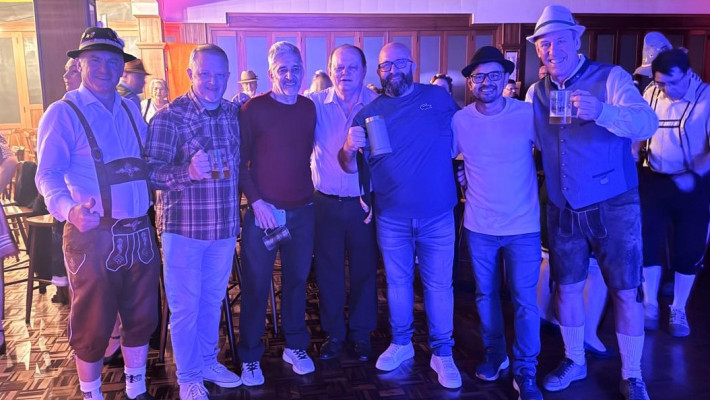 Música, alegria e chope gelado marcaram o Primeiro Gole - Esquenta da AABB para a Oktoberfest