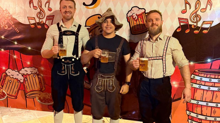 Música, alegria e chope gelado marcaram o Primeiro Gole - Esquenta da AABB para a Oktoberfest