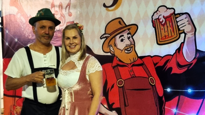 Música, alegria e chope gelado marcaram o Primeiro Gole - Esquenta da AABB para a Oktoberfest