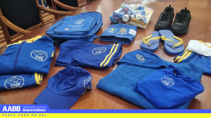 AABB Comunidade realiza entrega simbólica de uniformes e kits aos educandos