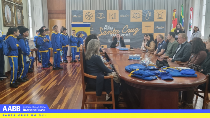 AABB Comunidade realiza entrega simbólica de uniformes e kits aos educandos