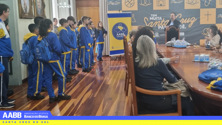 AABB Comunidade realiza entrega simbólica de uniformes e kits aos educandos