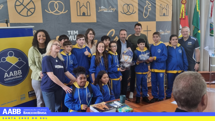 AABB Comunidade realiza entrega simbólica de uniformes e kits aos educandos