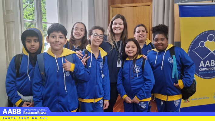 AABB Comunidade realiza entrega simbólica de uniformes e kits aos educandos