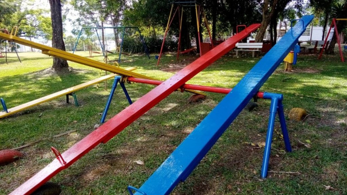 Revitalização dos brinquedos do Playground