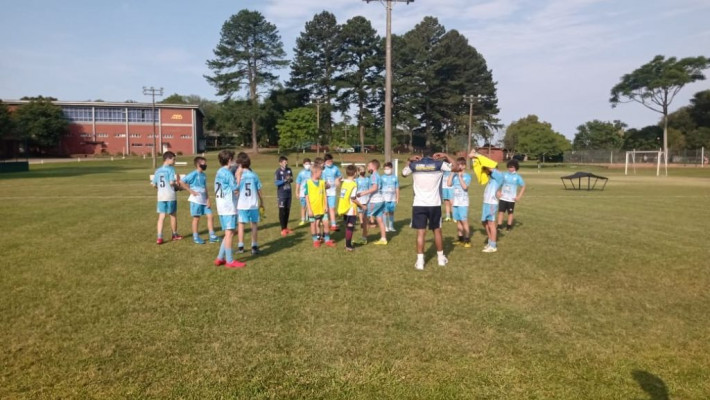 Times da Escolinha de Futebol da AABB realizam treino coletivo
