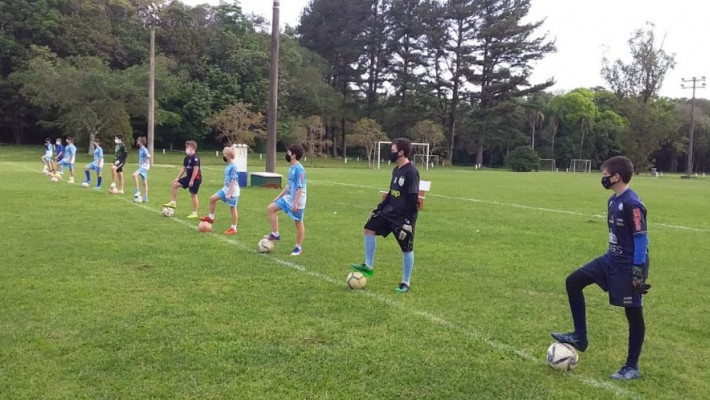 Escolinha de Futebol da AABB retoma atividades