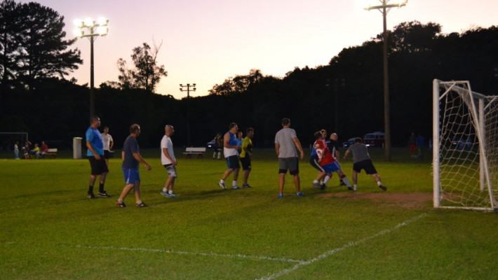 Escolinha de Futebol da AABB realiza atividade entre pais e filhos
