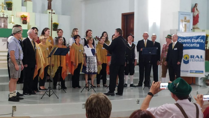 Coral da AABB Santa Cruz do Sul enaltece colonização alemã em apresentação