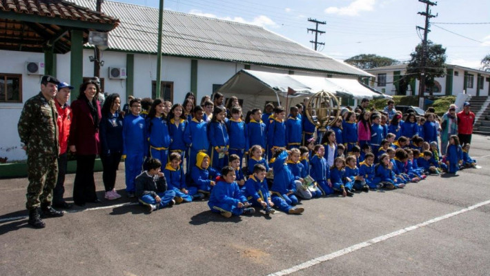 Diretoria da AABB e educandos do Programa AABB Comunidade/SEE participa de cerimônia de chegada do F