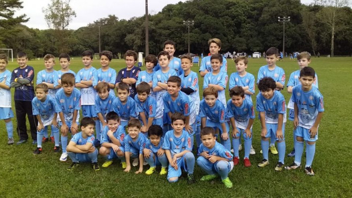 Escolinha de futebol da AABB realiza campeonato de integração e lança uniformes