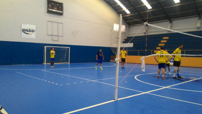Equipe de voleibol masculino realiza treino em Caxias do Sul
