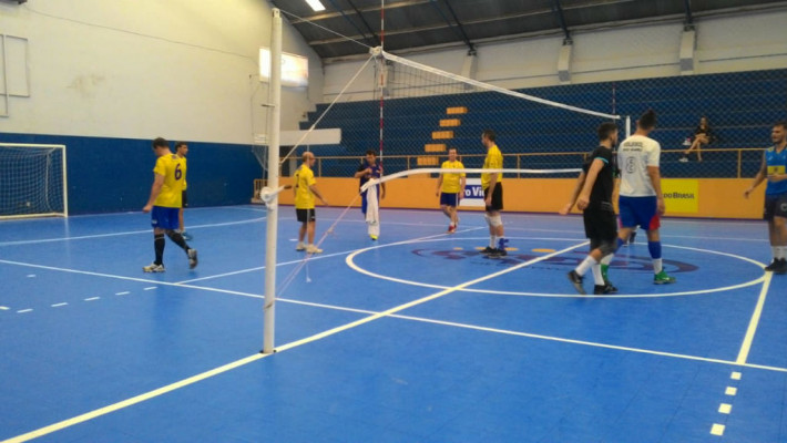 Equipe de voleibol masculino realiza treino em Caxias do Sul