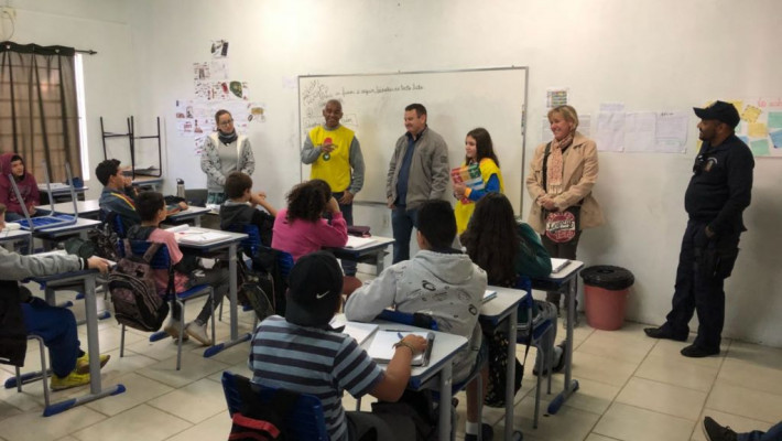 Ação alusiva ao Maio Amarelo ocorre na E.M.E.F Harmonia