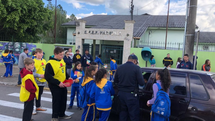 Ação alusiva ao Maio Amarelo ocorre na E.M.E.F Harmonia