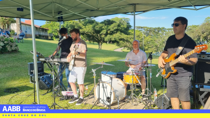Sunset da AABB celebra aniversário do clube com música, chope e integração entre associados