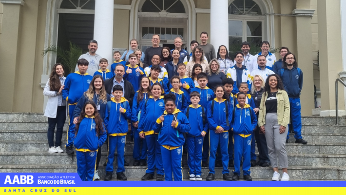 AABB Comunidade realiza entrega simbólica de uniformes e kits aos educandos